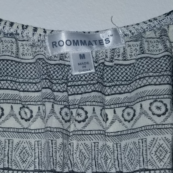 ⭐️💸Roommates Blouse - Picture 4 of 4
